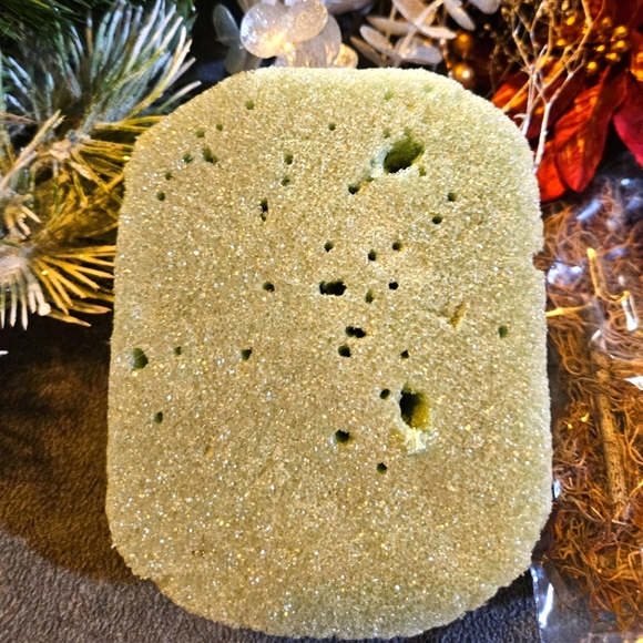 Holiday Craft Supplies Featuring Silk Flowers, Pine Cones And More - Picture 7 of 12